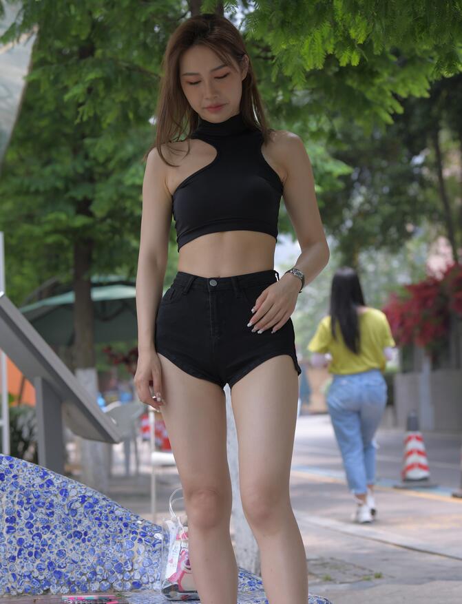 一始作品 黑色牛仔热裤美女