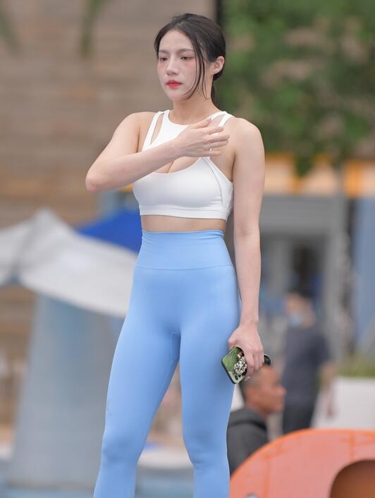 一始作品 蓝色瑜伽裤美女