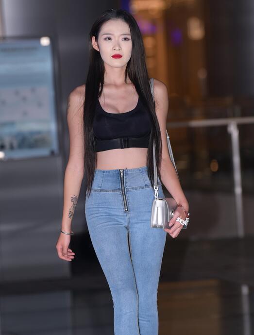 视觉冲击作品 大长美腿高跟紧牛小姐姐