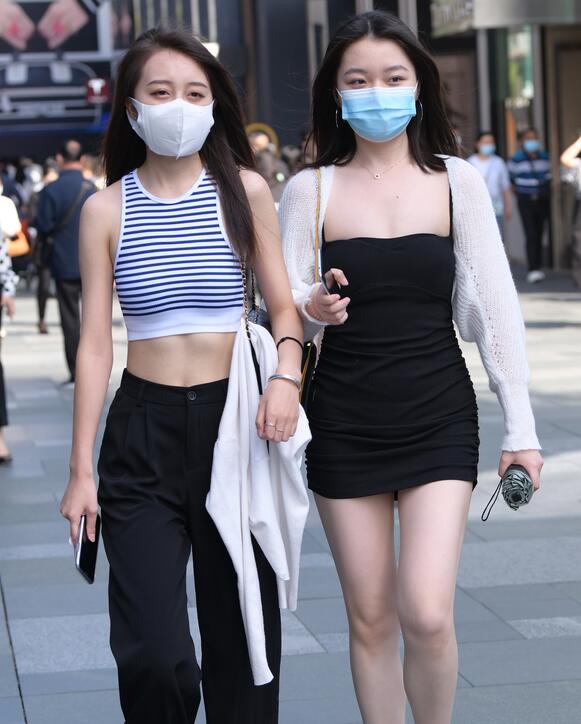 视觉冲击作品 黑色包臀裙美腿女孩