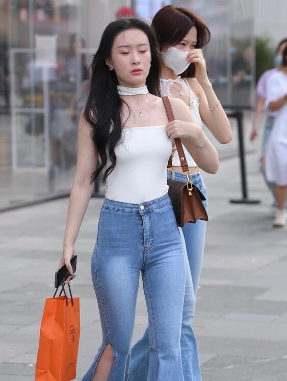 视觉冲击作品 两个紧身牛仔裤美女