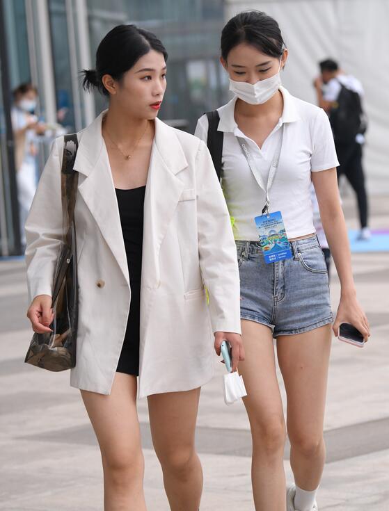 视觉冲击作品 热裤美腿女孩