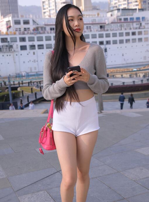 不吃鸡蛋作品 白色热裤美女