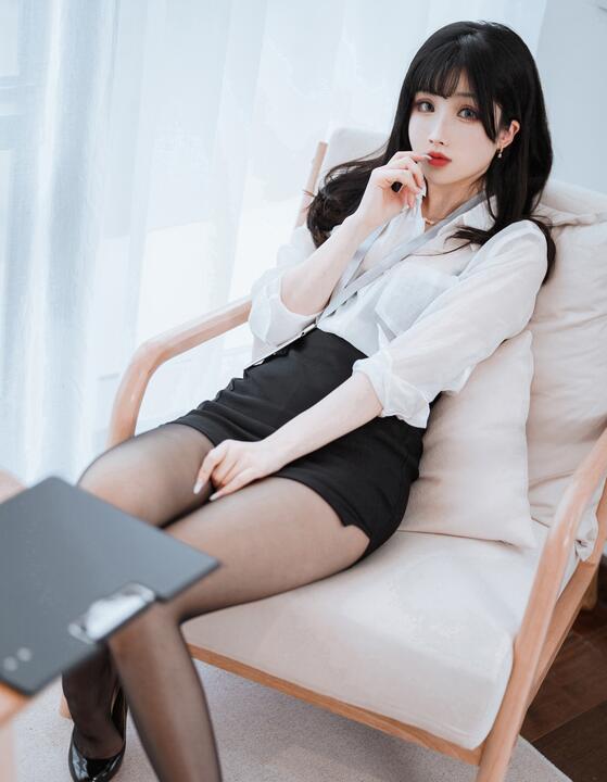 可爱人气Coser面饼仙儿 – 黑丝ol制服双人 &凉凉子