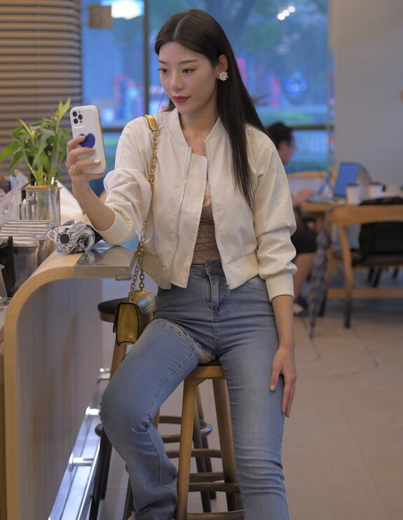 一只麋鹿作品  牛仔裤美女