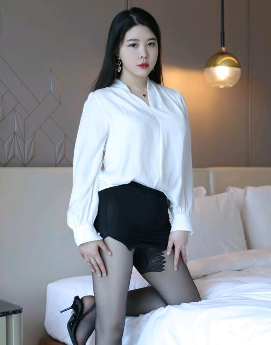 [XiuRen秀人网] 2023.05.23 No.6782 樱桃小犊子 短裙黑丝