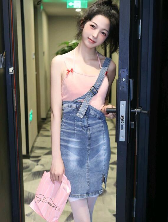 [XiuRen秀人网] 2023.05.29 No.6816 茜茜Kimi 丝袜美腿