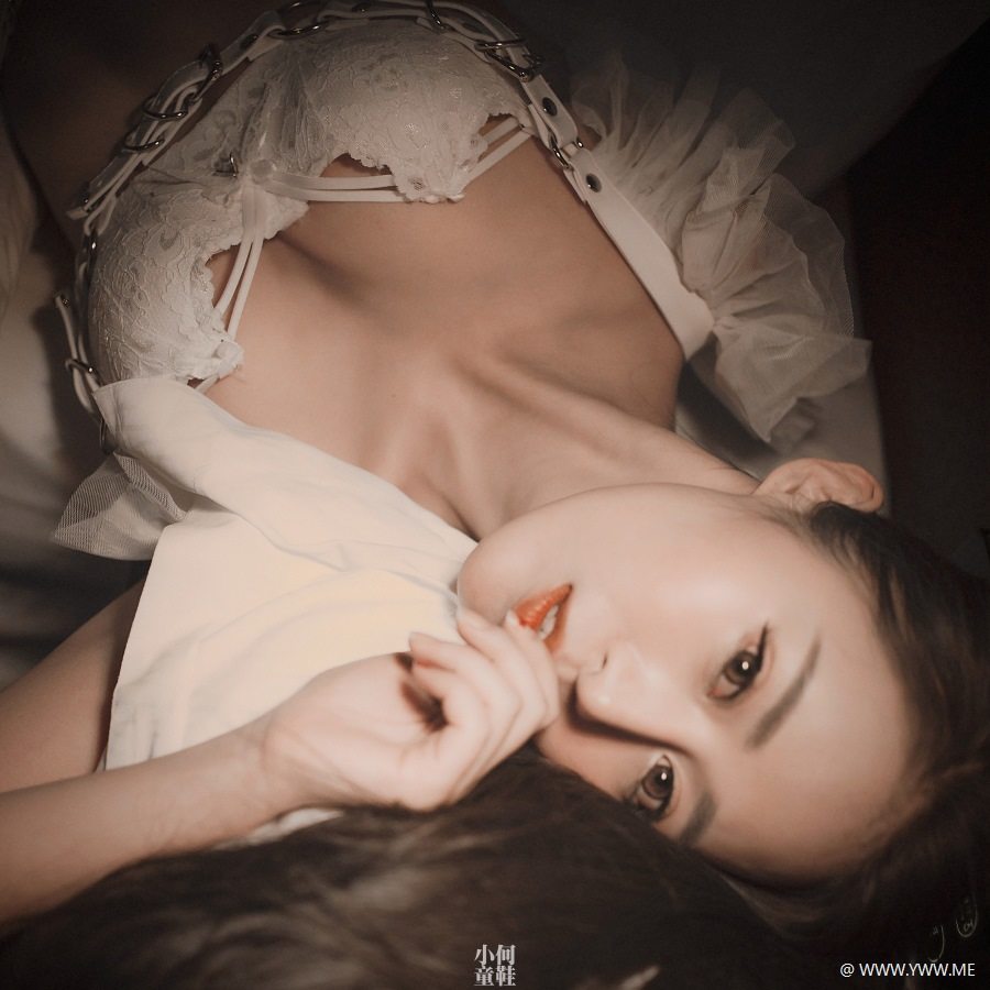 小何童鞋 – 吊袜-像素点