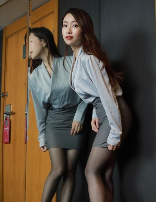 [IESS异思趣向] 2023.03.08 丝享家 1384 小婕《灰裙亮丝》