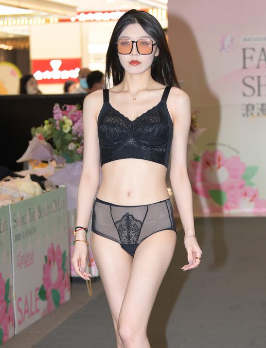 视觉冲击作品 2023三八女神节，大长腿的美