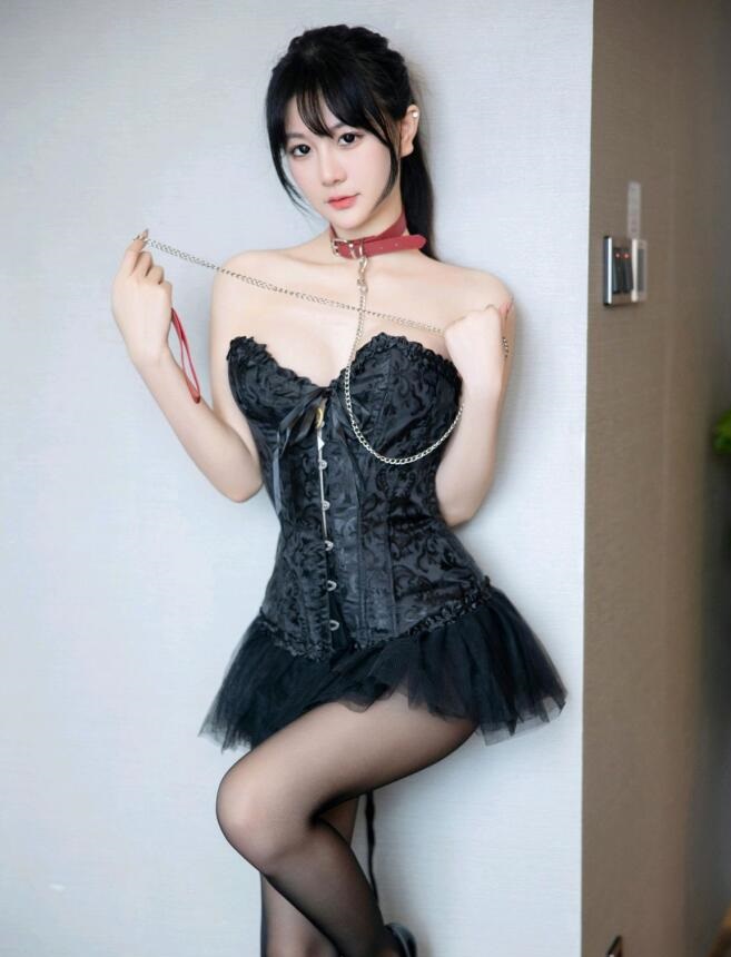 [XiuRen秀人网] 2023.06.21 No.6961 幼幼 黑丝美腿