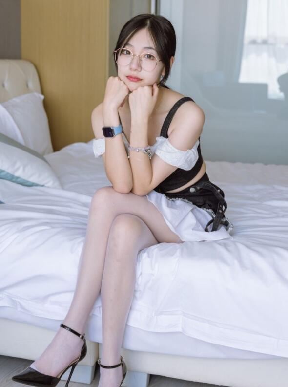 [BoBoSocks袜啵啵] NO.235 小甜豆-两双高跟鞋（占比较多）、白丝（花絮版）