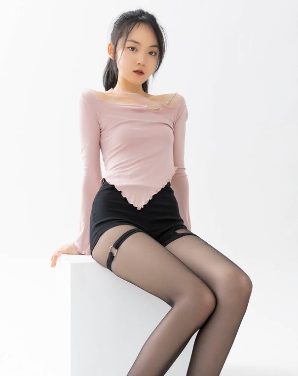 [香柚] 2022.06.23《开档黑丝太勾魂》小婷