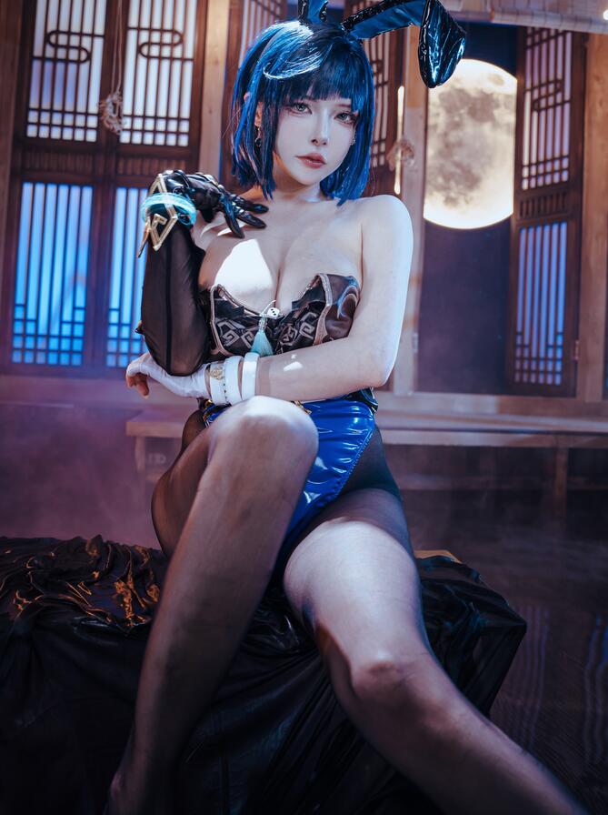 秋和柯基 – 夜兰 兔女郎