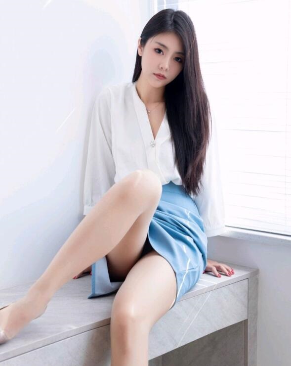 [XiuRen秀人网] 2023.08.31 No.7314 可樂Vicky 短裙美腿