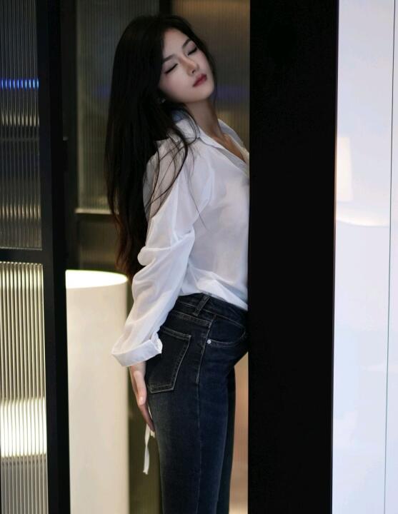 [XiuRen秀人网] 2023.11.10 No.7645 谭小灵 牛仔裤美腿