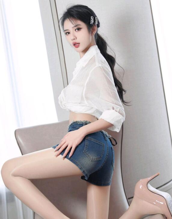 [XiuRen秀人网] 2023.11.15 No.7667 浅浅Danny 短裙美腿