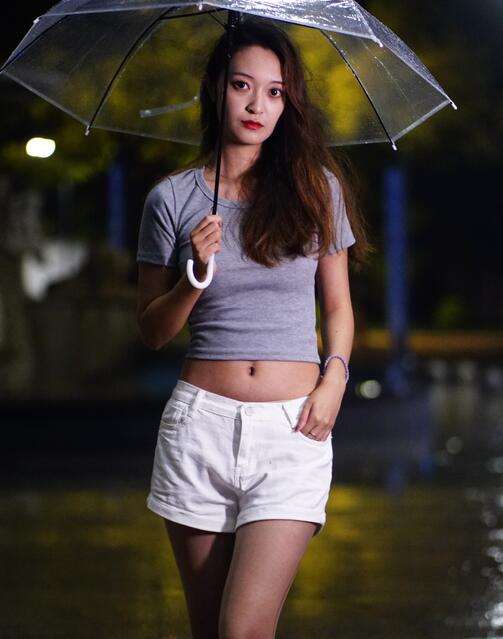 [初夏女神] 069 依依~【夏日夜雨】炎热夏天能遇一场雨真的很不容易