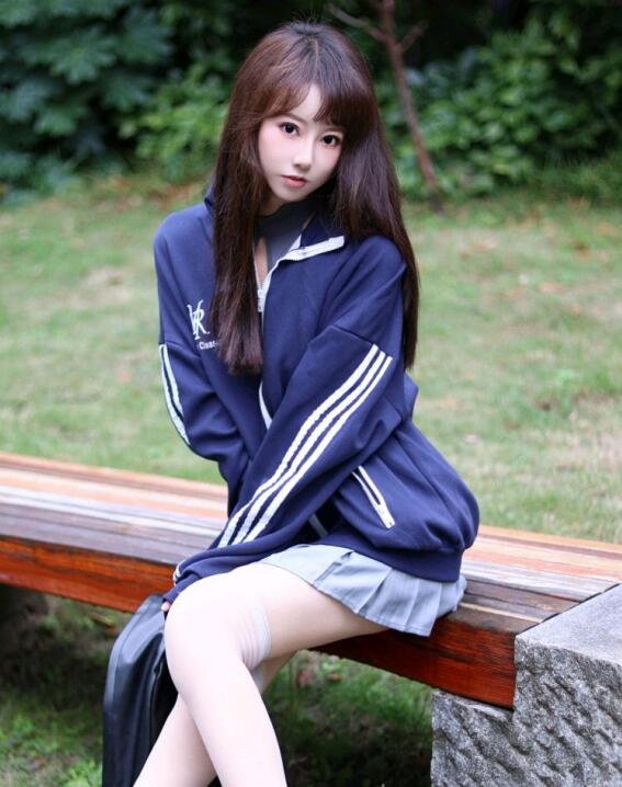 [XiuRen秀人网] 2023.12.08 No.7784 韩系学妹 短裙美腿