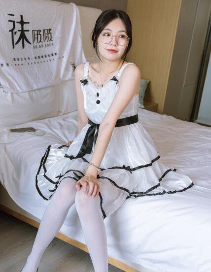 [BoBoSocks袜啵啵] NO.299 小甜豆-两双高跟鞋、厚白丝大腿袜、厚黑丝大腿袜（超长花絮版）