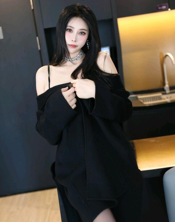[XiuRen秀人网] 2023.12.12 No.7797 草莓mm 黑丝美腿