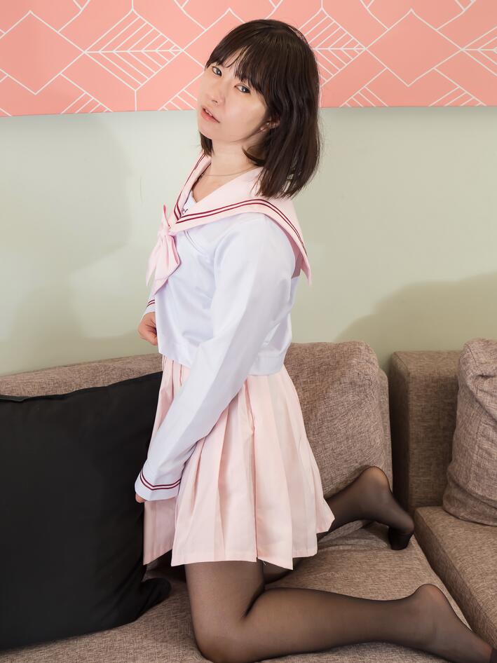 [台湾Limerence] 粉红JK 小羚 美腿美足套上性感的黑丝袜 边脱边给你偷看内裤