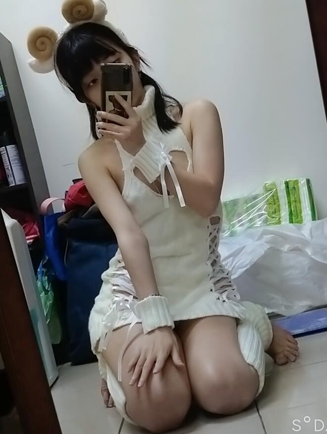 [台湾Limerence] 宫藤璃梦，绵羊露背毛衣自拍