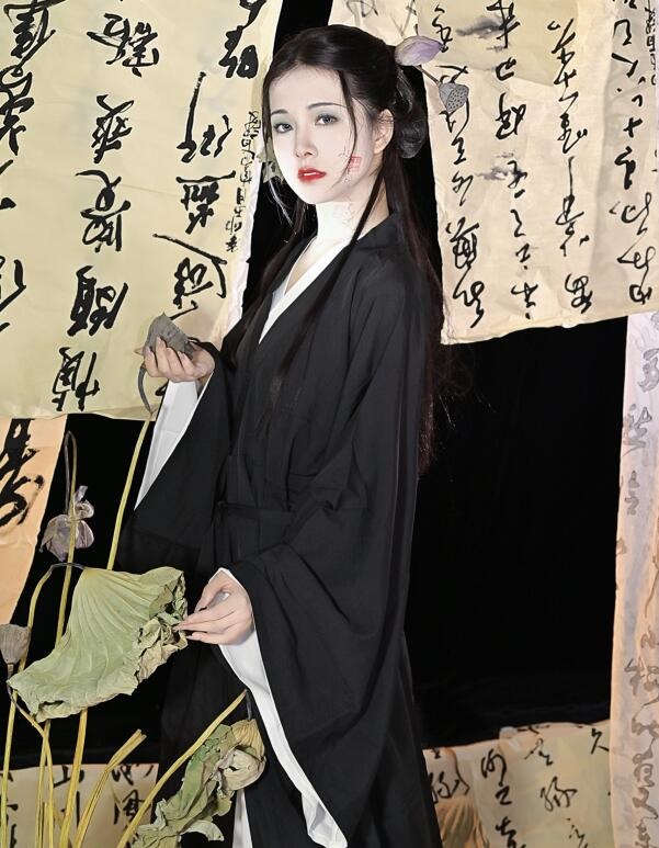 [YWW.ME] 2023.08.16 残荷 伊伊不想长胖胖