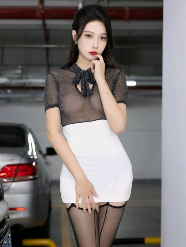 [XiuRen秀人网] 2024.01.25 No.8017 郑颖姗Bev 短裙美腿