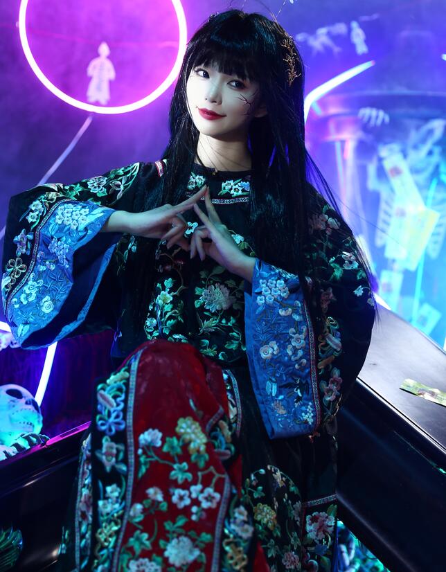 [YWW.ME] 2023.08.30 赛博朋克岳绮罗 怀里猫ovo