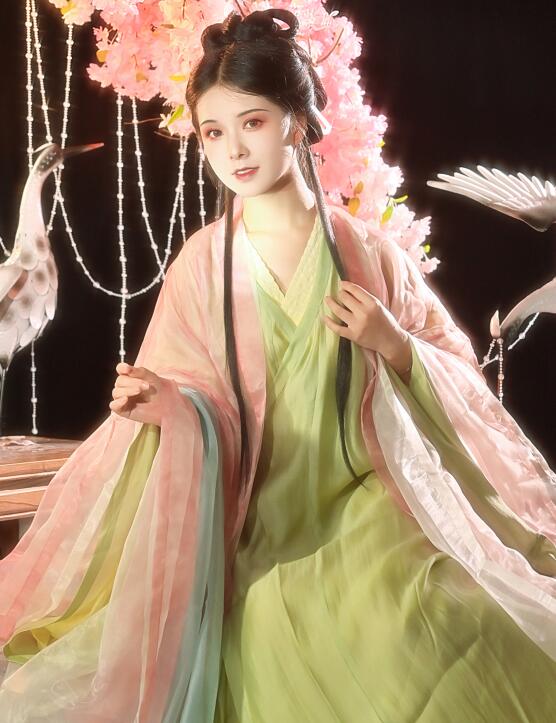 [YWW.ME] 2023.09.09 桃花树下 伊伊不想长胖胖