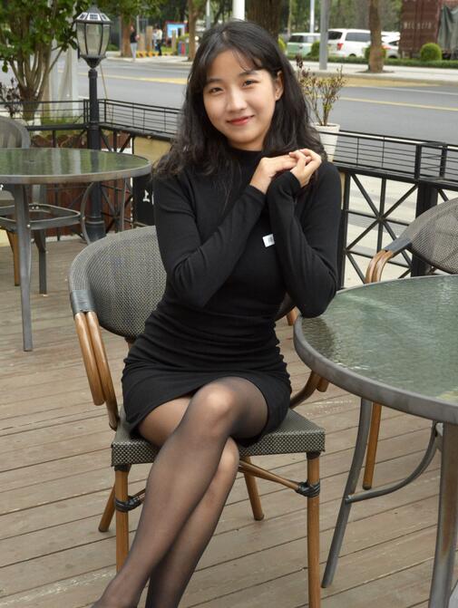 [初夏女神] 102 点点~【休闲假日】黑色修身包臀裙搭配黑丝和黑色高跟鞋你看行吗