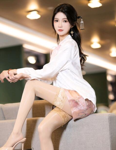 [XiuRen秀人网] 2024.04.07 No.8347 程程程- 丝袜美腿