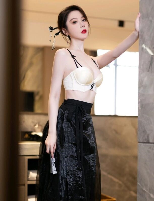 [XiuRen秀人网] 2024.04.28 No.8465 梦心玥 美腿性感