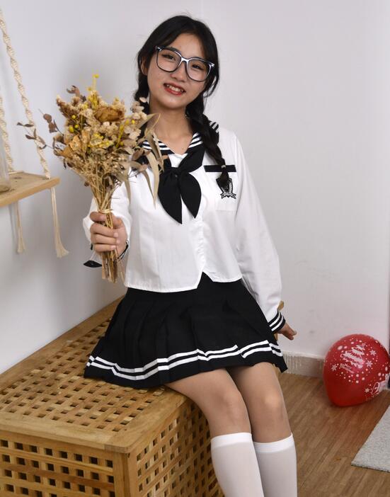 [初夏女神] 124 点点~【黑白海军服】JK海军服户外拍冷断骨头了，只能借助民宿拍点照片啦