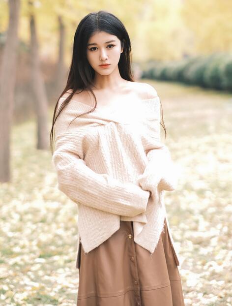 [YWW.ME] 2024.03.13 秋日银杏下的少女情怀 尚熠晗Momooly