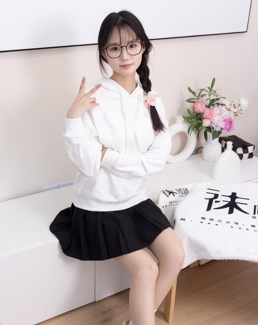 [BoBoSocks袜啵啵] NO.368 甜甜圈-运动鞋、白棉袜、油亮肉丝（花絮版）