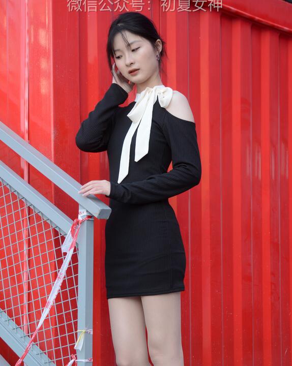 [初夏女神] 131 安妮~【显眼包】你们穿着厚厚的衣服逛街，我却穿着一条裙子成了显眼包