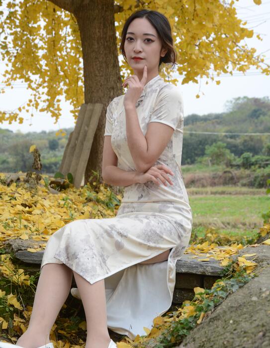 [初夏女神] 132 依依~【寒冬旗袍风】桔子红了、银杏树也披上了黄金战甲