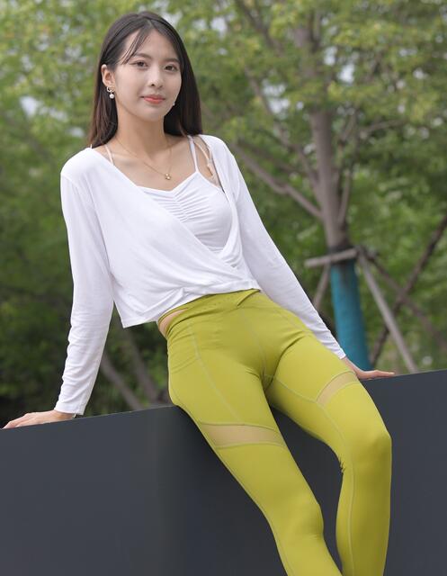 一始作品 绿色瑜伽裤美女