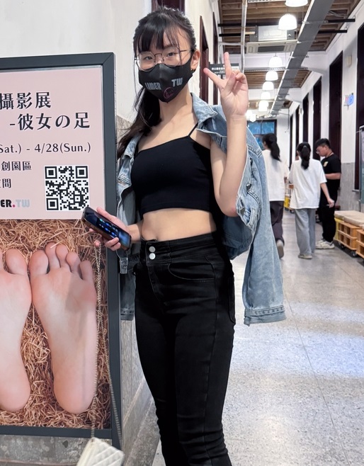 [台湾Limerence] 现脱 现拍 搭讪 裸足 展大学生 Jhen 脱下运动鞋发现没穿袜子