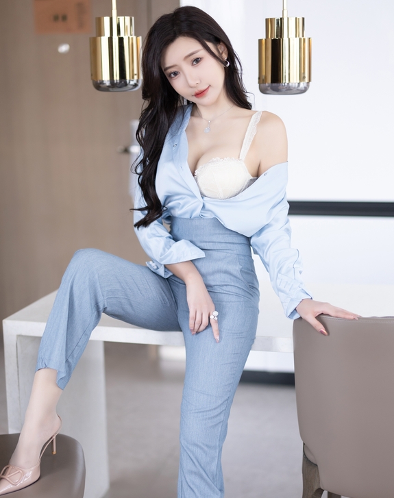 王馨瑶 – 内购无水印 NO.7123 灰蓝色西裤配丝绸上衣