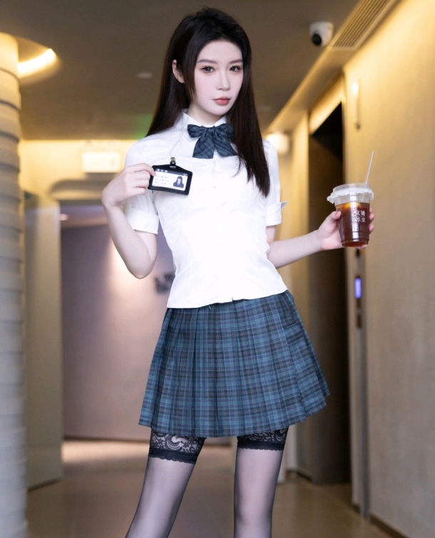 [XiuRen秀人网] 2024.08.27 No.9074 梦心玥 黑丝美腿