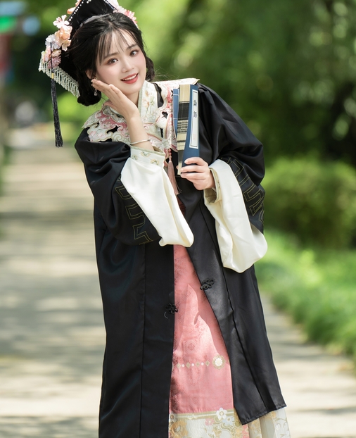 [YWW.ME] 2024.06.24 更适合中国人的学士服 小欧O