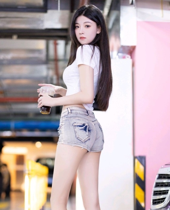 [XiuRen秀人网] 2024.09.11 No.9141 初梦瑶 丝袜美腿