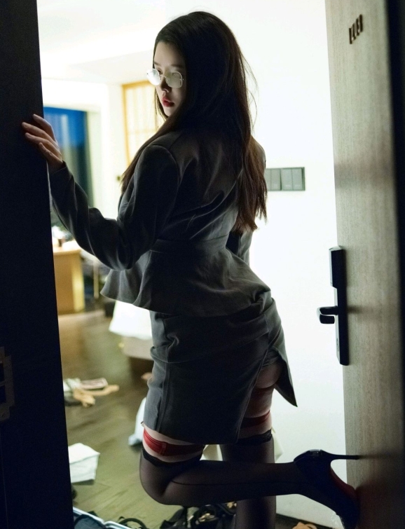 [XiuRen秀人网] 2024.10.15 No.9287 樱桃小犊子 黑丝美臀