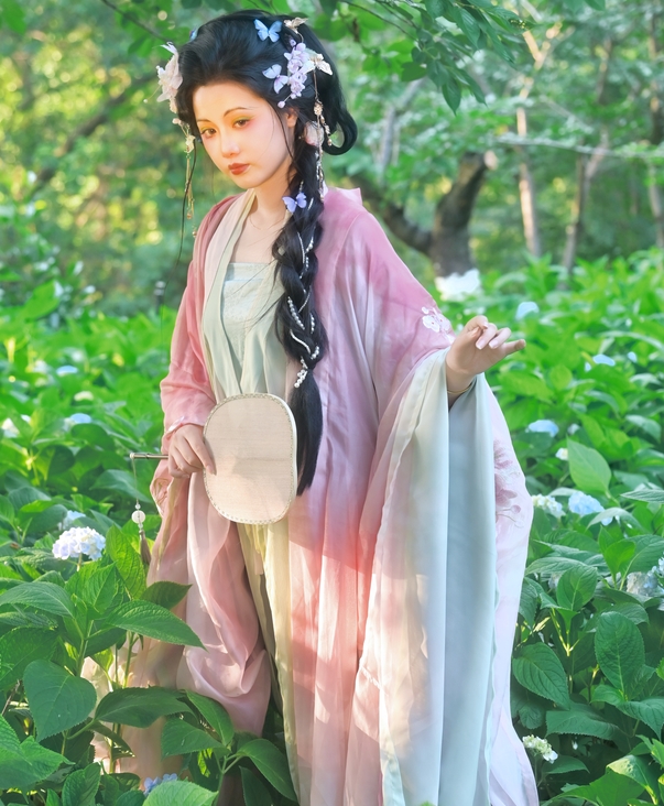 [YWW.ME] 2024.07.26 绣球花开 一只偷懒的栗栗