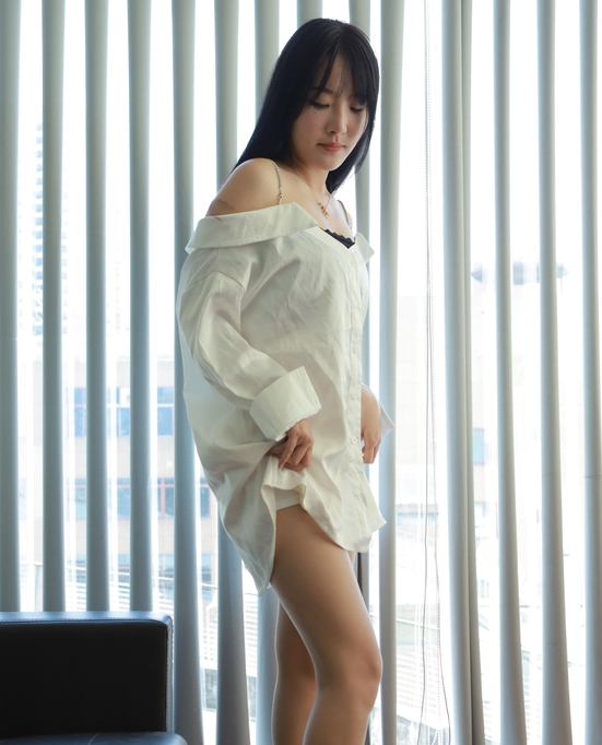 [IESS异思趣向] 2024.08.26 丝享家 1829 婉萍《一字肩衬衣》
