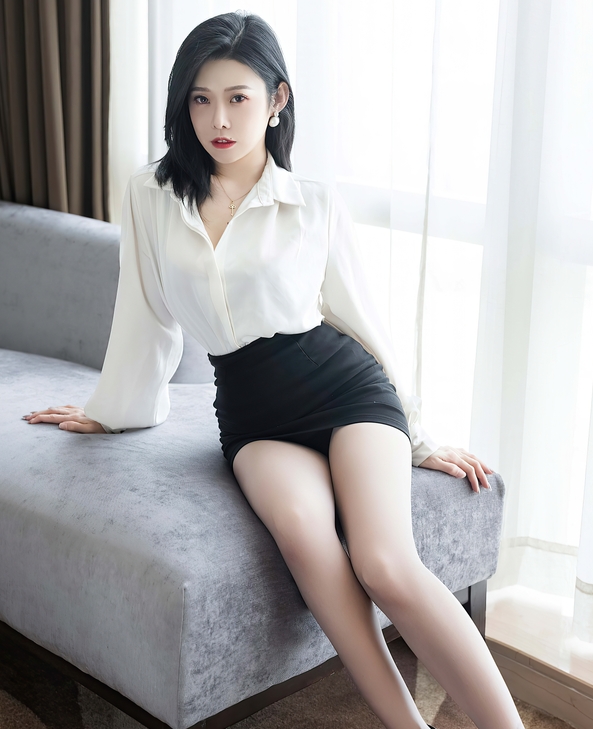 [XiuRen秀人网] 2024.10.23 No.9329 luvian本能 黑丝美腿