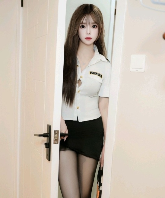 [XiuRen秀人网] 2024.11.01 No.9378 菲菲吃不胖 新人黑丝